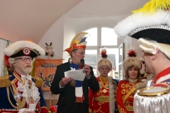 Empfang nach der Narrenkette - mit Jägergarde Standarte im Hintergrund